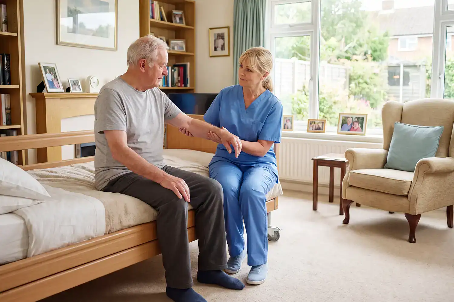 Pflegefachkraft beobachtet Beweglichkeit und Reaktionen eines älteren Mannes mit Parkinson