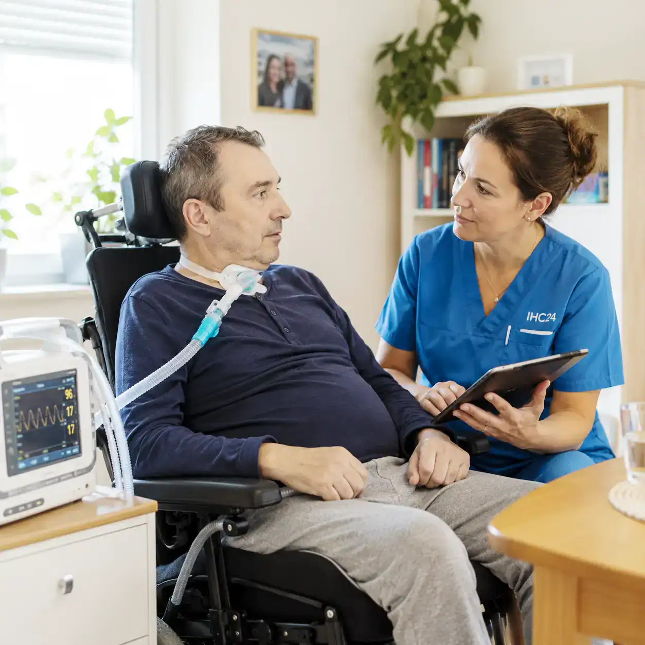 Intensivpflege bei Morbus Pompe: Patient mit Tracheostoma und Monitoring wird zu Hause von einer Pflegefachkraft bei Morbus Pompe betreut.